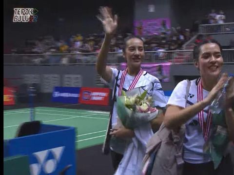 Pertandingan Bulutangkis antara Erika-Hesti dan Raisa-Anya