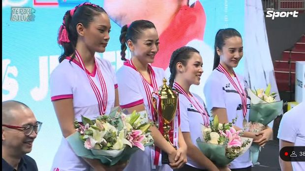 Pertandingan Bulutangkis antara Erika-Hesti dan Raisa-Anya