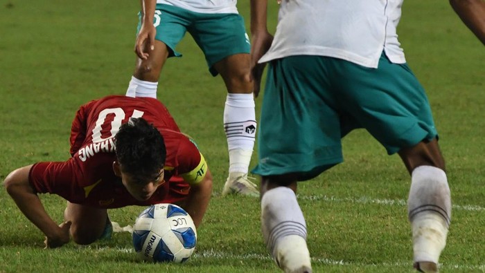 Pesepak bola Tim Nasional Vietnam U-19 Khuat Van Khang (tengah) terjatuh saat dihadang pesepak bola Timnas Indonesia U-19 dalam laga penyisihan Grup Piala AFF U19 2022 di Stadion Patriot Chandrabhaga, Bekasi, Jawa Barat, Sabtu (2/7/2022). Pertandingan berakhir  0-0. ANTARA FOTO/ Fakhri Hermansyah/rwa.