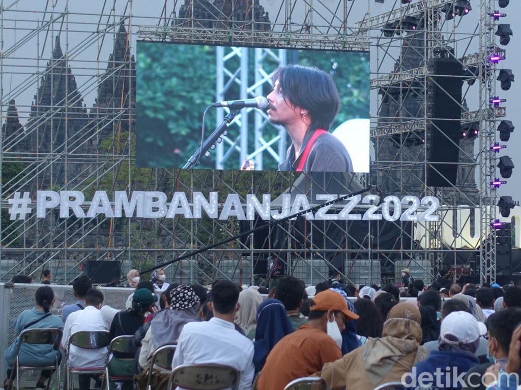 Menangisi Senja di Prambanan Jazz Bersama Fiersa Besari Menangisi Senja di Prambanan Jazz Bersama Fiersa Besari