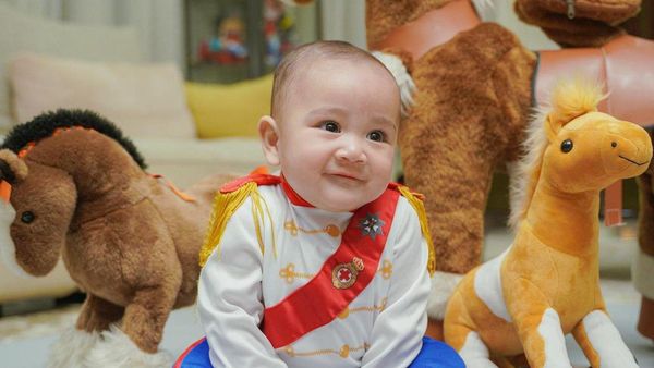 Gemas Banget! Rayyanza Cosplay Jadi Pangeran