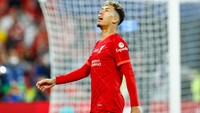 Roberto Firmino mendapatkan kesempatan bermain yang minim pada musim 2021/2022. Dia diperkirakan bakal hengkang dari Liverpool musim panas ini. Foto: (Getty Images)