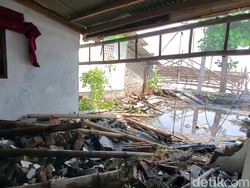 Gelombang Tinggi Teluk Palabuhanratu Jebol Rumah Warga