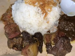 Harus Sabar Antre Jika Mau Makan Sego Meduro Bang SAD di Malang Ini