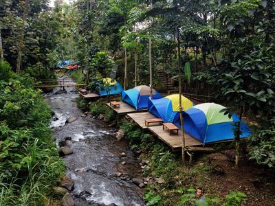 Sensasi Berkemah Tepi Sungai di Kebon Pitu Jombang