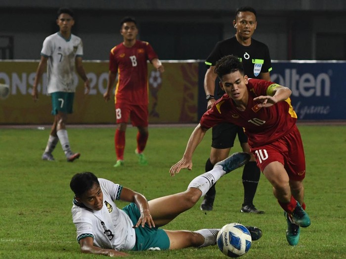 Serba-serbi Timnas Indonesia U-19 Vs Vietnam yang Jadi Sorotan Pesepak bola Tim Nasional Vietnam U-19 Khuat Van Khang (kanan) berebut bola dengan pesepak bola Timnas Indonesia U-19 Dimas Juliono (kiri) dalam laga penyisihan Grup Piala AFF U19 2022 di Stadion Patriot Chandrabhaga, Bekasi, Jawa Barat, Sabtu (2/7/2022). Pertandingan berakhir 0-0. ANTARA FOTO/ Fakhri Hermansyah/rwa.
