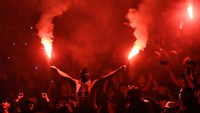 Hasil kurang maksimal yang didapat Timnas Indonesia U-19 saat menghadapi Vietnam juga diperburuk dengan penyalaan flare dan petasan. Ketua Umum PSSI, Mochamad Iriawan mengaku pasrah dengan sanksi yang menanti. ANTARA FOTO/Aditya Pradana Putra
