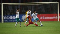 Laga Indonesia Vs Vietnam pada fase grup Piala AFF U-19 2022 di Stadion Patriot Candrabhaga, Sabtu (2/7/2022) malam WIB berakhir tanpa pemenang dengan skor 0-0. Kedua tim tampil dengan intensitas tinggi. ANTARA FOTO/Aditya Pradana Putra