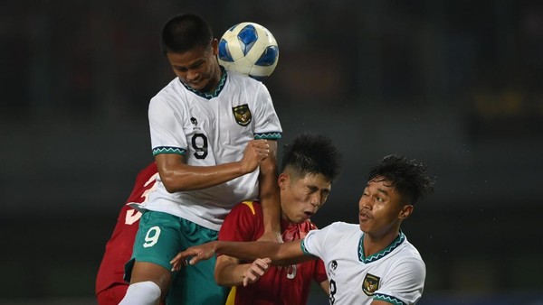 Pesepak bola Tim Nasional Indonesia U-19 Frezy Al Hudaifi (kanan) berebut bola dengan pesepak bola Tim Nasional Vietnam U-19 dalam laga penyisihan Grup A Piala AFF U-19 2022 di Stadion Patriot Candrabhaga, Bekasi, Jawa Barat, Sabtu (2/7/2022). Skor pertandingan berakhir seri 0-0. ANTARA FOTO/Aditya Pradana Putra/rwa.