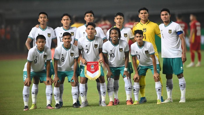 Pesepak bola Tim Nasional Indonesia U-19 Frezy Al Hudaifi (kanan) berebut bola dengan pesepak bola Tim Nasional Vietnam U-19 dalam laga penyisihan Grup A Piala AFF U-19 2022 di Stadion Patriot Candrabhaga, Bekasi, Jawa Barat, Sabtu (2/7/2022). Skor pertandingan berakhir seri 0-0. ANTARA FOTO/Aditya Pradana Putra/rwa.