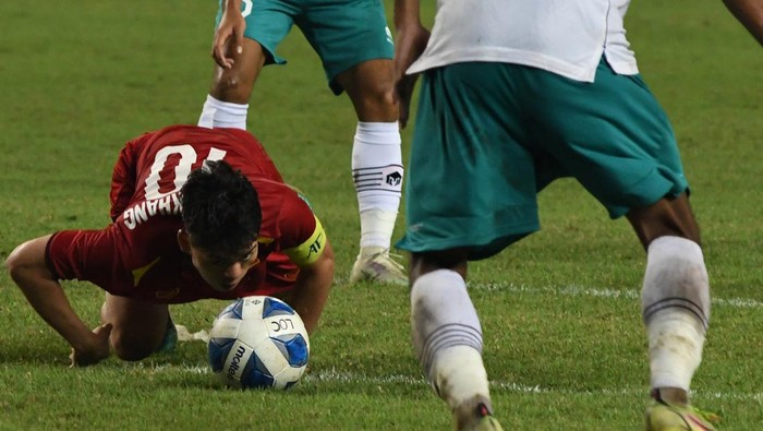 Serba-serbi Timnas Indonesia U-19 Vs Vietnam yang Jadi Sorotan Pesepak bola Tim Nasional Vietnam U-19 Khuat Van Khang (tengah) terjatuh saat dihadang pesepak bola Timnas Indonesia U-19 dalam laga penyisihan Grup Piala AFF U19 2022 di Stadion Patriot Chandrabhaga, Bekasi, Jawa Barat, Sabtu (2/7/2022). Pertandingan berakhir 0-0. ANTARA FOTO/ Fakhri Hermansyah/rwa.