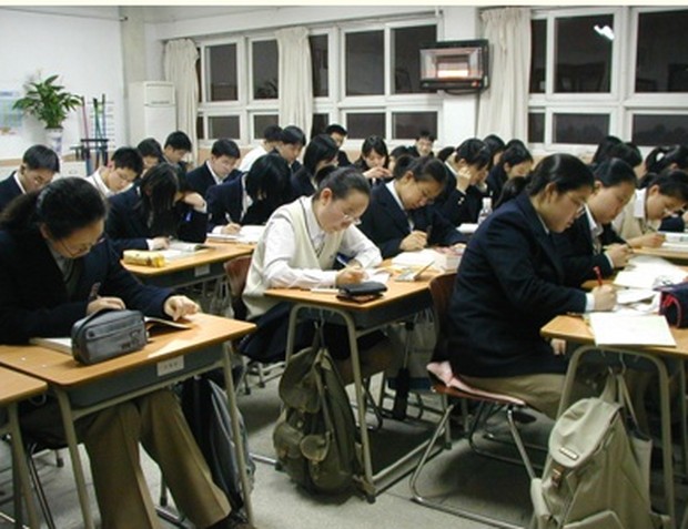 Setelah jam sekolah selesai, siswa di Korea akan melanjutkan belajar secara mandiri atau di lembaga les hingga jam 10 malam.