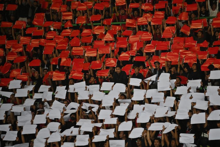 Sejumlah suporter membawa kertas merah dan putih saat memberikan dukungan kepada Tim Nasional Indonesia U-19 melawan Tim Nasional Vietnam U-19 dalam laga penyisihan Grup A Piala AFF U-19 2022 di Stadion Patriot Candrabhaga, Bekasi, Jawa Barat, Sabtu (2/7/2022). Skor pertandingan berakhir seri 0-0. ANTARA FOTO/Aditya Pradana Putra/rwa.