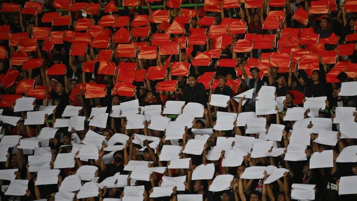 Sejumlah suporter membawa kertas merah dan putih saat memberikan dukungan kepada Tim Nasional Indonesia U-19 melawan Tim Nasional Vietnam U-19 dalam laga penyisihan Grup A Piala AFF U-19 2022 di Stadion Patriot Candrabhaga, Bekasi, Jawa Barat, Sabtu (2/7/2022). Skor pertandingan berakhir seri 0-0. ANTARA FOTO/Aditya Pradana Putra/rwa.