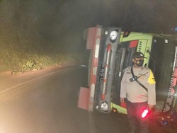 Lagi, Truk Angkut Kayu Terguling di Dekat Longsoran Jalan Raya Gumitir