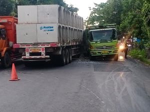 Truk Tronton dan Trailer Tabrakan di Pantura Rembang Truk Tronton dan Trailer Tabrakan di Pantura Rembang