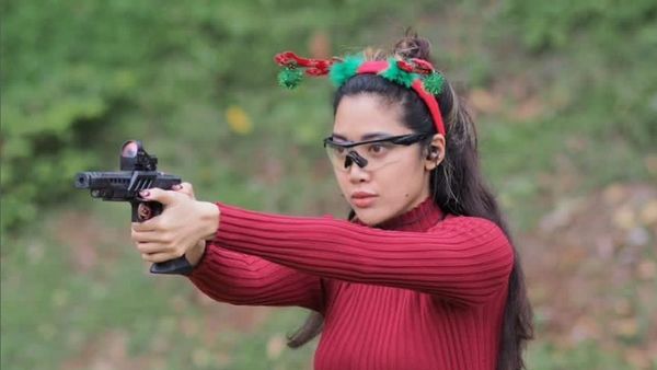 8 Gaya Widi Vierratale yang Tetap Stylish saat Olahraga Menembak