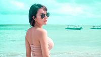 Wika Salim Berjemur di Pantai, Cuek Kulit Gelap