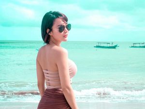Wika Salim Berjemur di Pantai, Cuek Kulit Gelap Wika Salim Berjemur di Pantai, Cuek Kulit Gelap