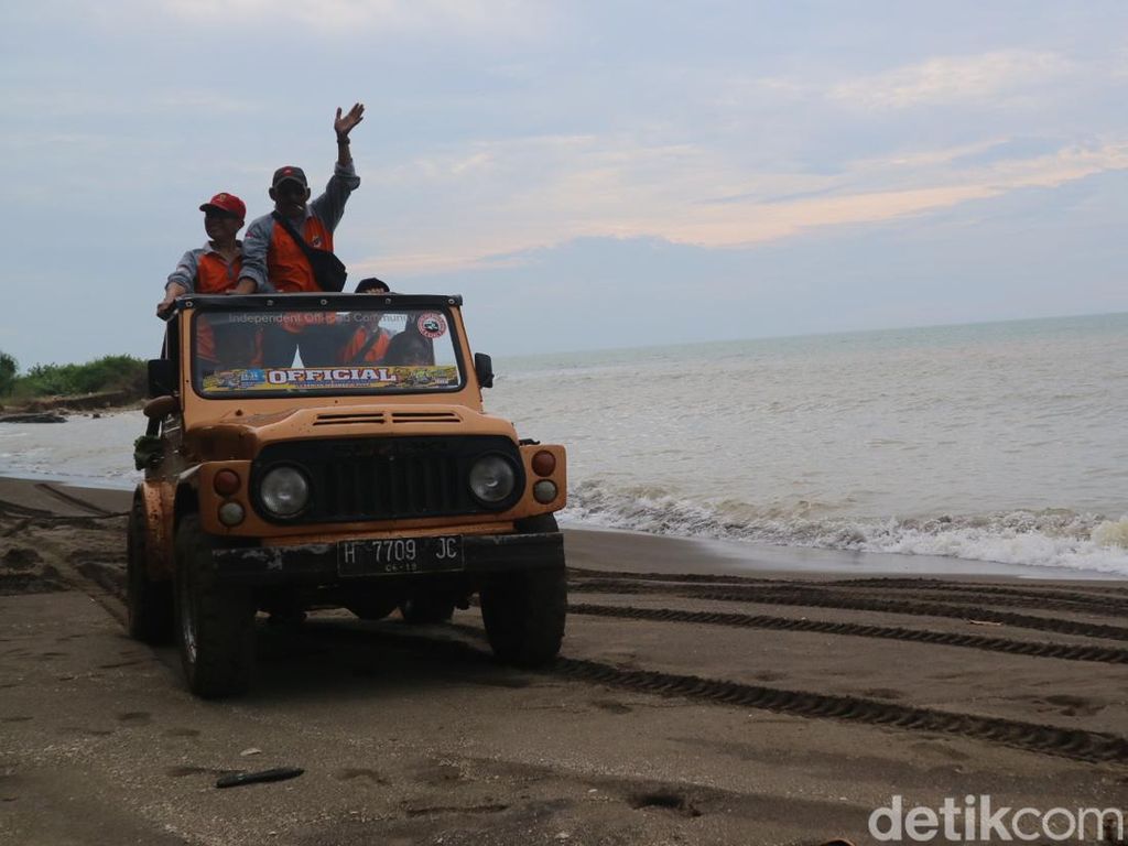 Seru! Naik Jip Susuri Pantai-Hutan Karet di Jepara