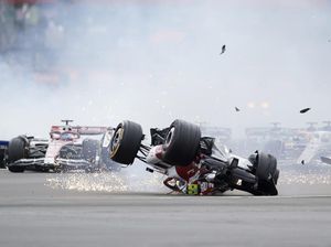 Kecelakaan Horor di F1 GP Inggris: Mobil Alfa Romeo Terguling-Terseret Kecelakaan Horor di F1 GP Inggris: Mobil Alfa Romeo Terguling-Terseret