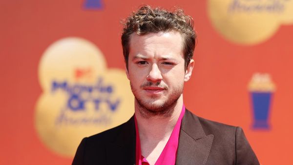 Tampang Asli Joseph Quinn, Gak Gondrong Kayak Eddie di Stranger Things 4!