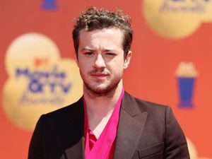 Tampang Asli Joseph Quinn, Gak Gondrong Kayak Eddie di Stranger Things 4! Tampang Asli Joseph Quinn, Gak Gondrong Kayak Eddie di Stranger Things 4!
