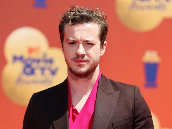 Tampang Asli Joseph Quinn, Gak Gondrong Kayak Eddie di Stranger Things 4!