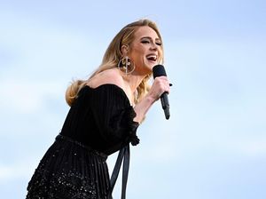 Tangis Adele Pecah Ketika Ada Celine Dion di Konsernya Tangis Adele Pecah Ketika Ada Celine Dion di Konsernya