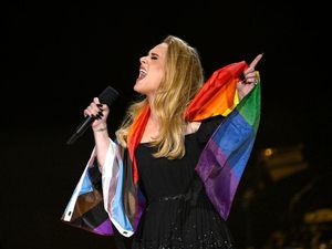 Penampilan Megah Adele di Panggung Hyde Park Banjir Teriakan Penampilan Megah Adele di Panggung Hyde Park Banjir Teriakan