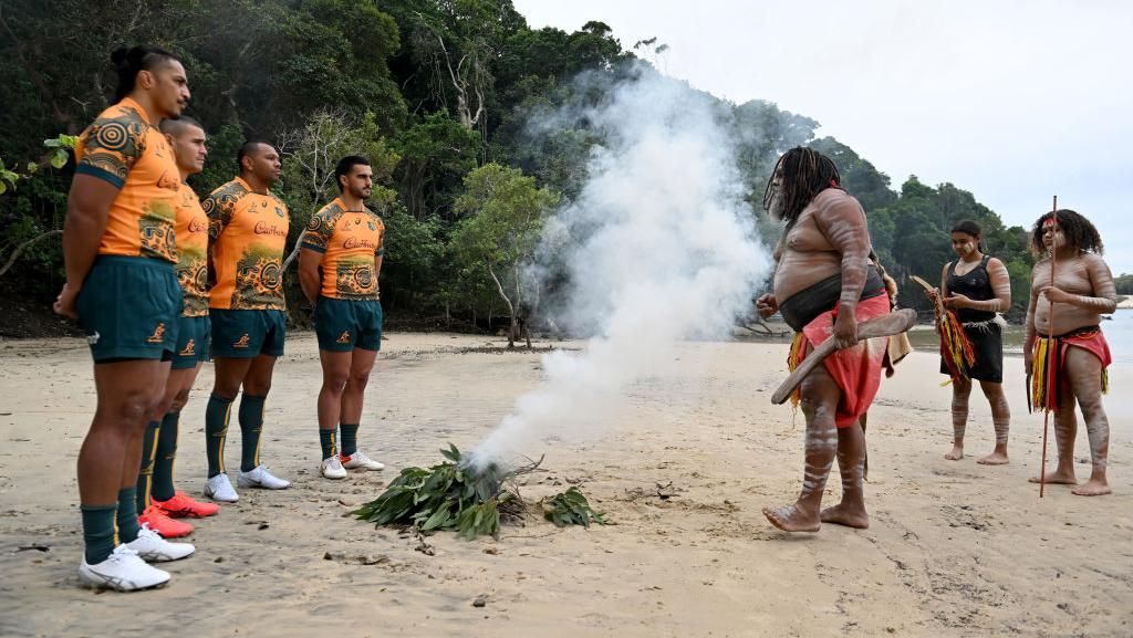 Intip Ritual Aborigin Saat Peluncuran Jersey Timnas Rugby Australia Intip Ritual Aborigin Saat Peluncuran Jersey Timnas Rugby Australia
