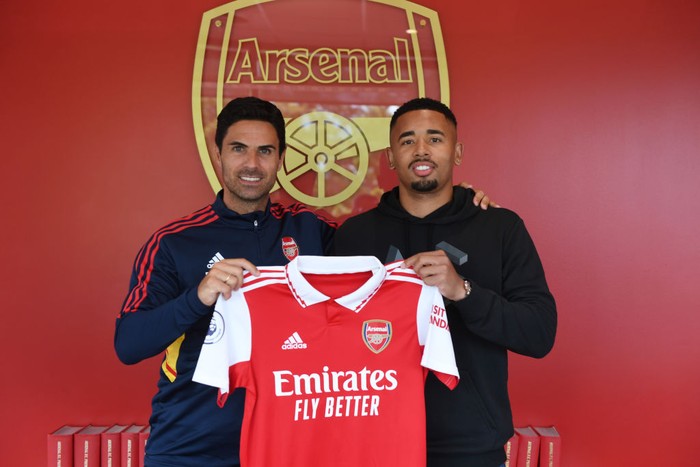 LONDON, ENGLAND - JULY 04: Arsenal manager Mikel Arteta with new signing Gabriel Jesus at London Colney on July 04, 2022 in St Albans, England. (Photo by Stuart MacFarlane/Arsenal FC via Getty Images)