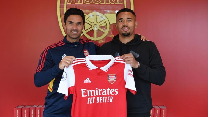 LONDON, ENGLAND - JULY 04: Arsenal manager Mikel Arteta with new signing Gabriel Jesus at London Colney on July 04, 2022 in St Albans, England. (Photo by Stuart MacFarlane/Arsenal FC via Getty Images)