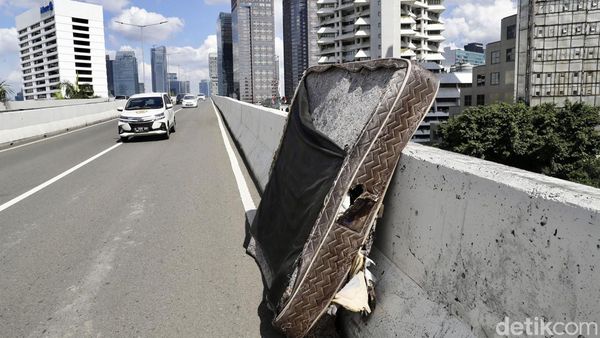 Kok Bisa, Ada Kasur Nyandar di JLNT Casablanca