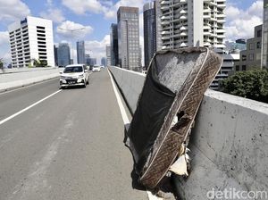 Kok Bisa, Ada Kasur Nyandar di JLNT Casablanca Kok Bisa, Ada Kasur Nyandar di JLNT Casablanca