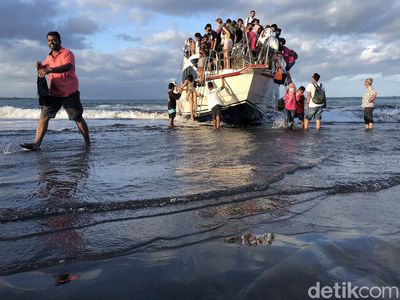 Begini Penumpang Naik-Turun Kapal Saat Pelabuhan Sanur Masih Dibangun
