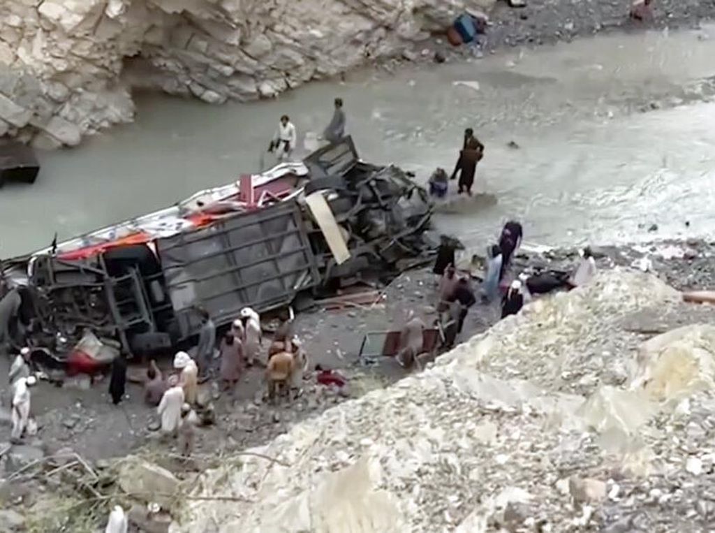 Bus di Pakistan Masuk Jurang, 20 Orang Tewas Mengenaskan Bus di Pakistan Masuk Jurang, 20 Orang Tewas Mengenaskan