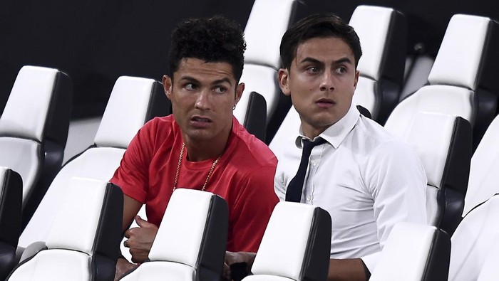 ALLIANZ STADIUM, TURIN, ITALY - 2020/08/01: Cristiano Ronaldo (L) and Paulo Dybala of Juventus FC attend the Serie A football match between Juventus FC and AS Roma. AS Roma won 3-1 over Juventus FC. (Photo by Nicolò Campo/LightRocket via Getty Images)
