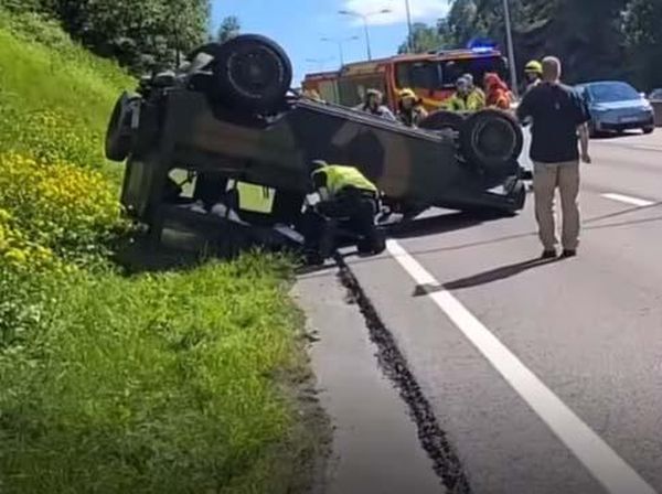 Foto Detik-detik Mobil Pembakar Alquran Terguling