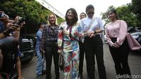 Senyum Dewi Perssik di Sidang Cerai dengan Angga Wijaya