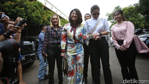 Senyum Dewi Perssik di Sidang Cerai dengan Angga Wijaya