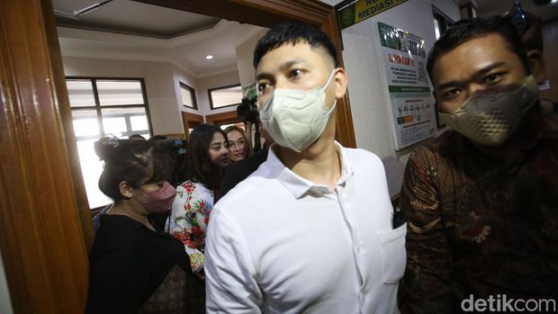 Penyanyi dangdut Dewi Perssik dan suaminya Angga Wijaya saat menghadiri sidang perceraian di Pengadilan Agama Jakarta Selatan, Jakarta, Senin, (4/7/2022).