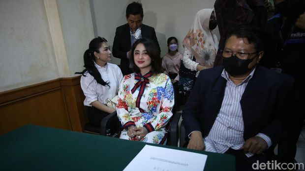 Penyanyi dangdut Dewi Perssik dan suaminya Angga Wijaya saat menghadiri sidang perceraian di Pengadilan Agama Jakarta Selatan, Jakarta, Senin, (4/7/2022).