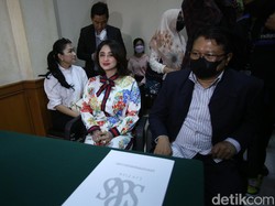 Dewi Perssik Berusaha Kuat Hadiri Sidang Cerai Perdana
