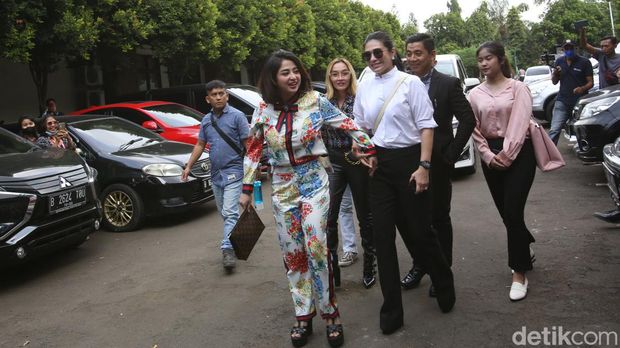 Penyanyi dangdut Dewi Perssik dan suaminya Angga Wijaya saat menghadiri sidang perceraian di Pengadilan Agama Jakarta Selatan, Jakarta, Senin, (4/7/2022).