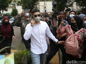 Bagaimana Kehidupan Angga Wijaya Usai Cerai dari Dewi Perssik? Bagaimana Kehidupan Angga Wijaya Usai Cerai dari Dewi Perssik?