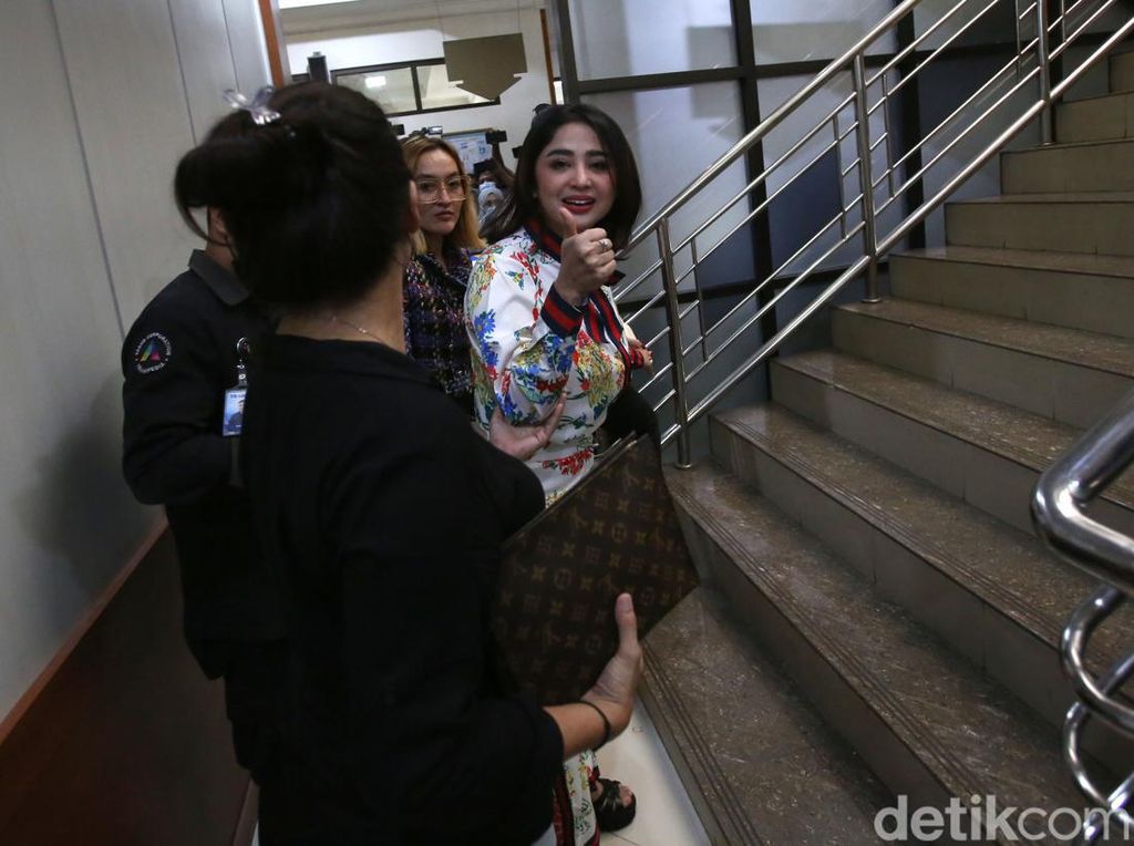 Akhir Rumah Tangga Dewi Perssik dan Angga Wijaya Akhir Rumah Tangga Dewi Perssik dan Angga Wijaya