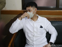 Dewi Perssik Duga Honornya Disunat, Angga Wijaya Beri Penjelasan