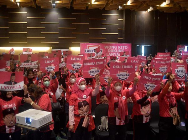 Emak-emak Berbaju Pink Kumpul di Palembang, Ngapain?
