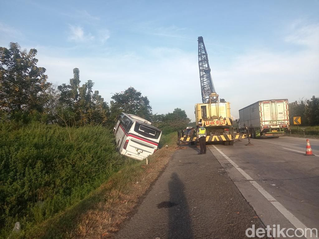 Crane Dipakai untuk Evakuasi Bus yang Kecelakaan di Tol Cipali